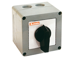 Interruptor ROTATORIO CONMUTADOR DE LINEA 1-0-2, 3x 12A TRIPOLAR EN CAJA SERIE GN IP65 7GN1253P Lovato — Lovato