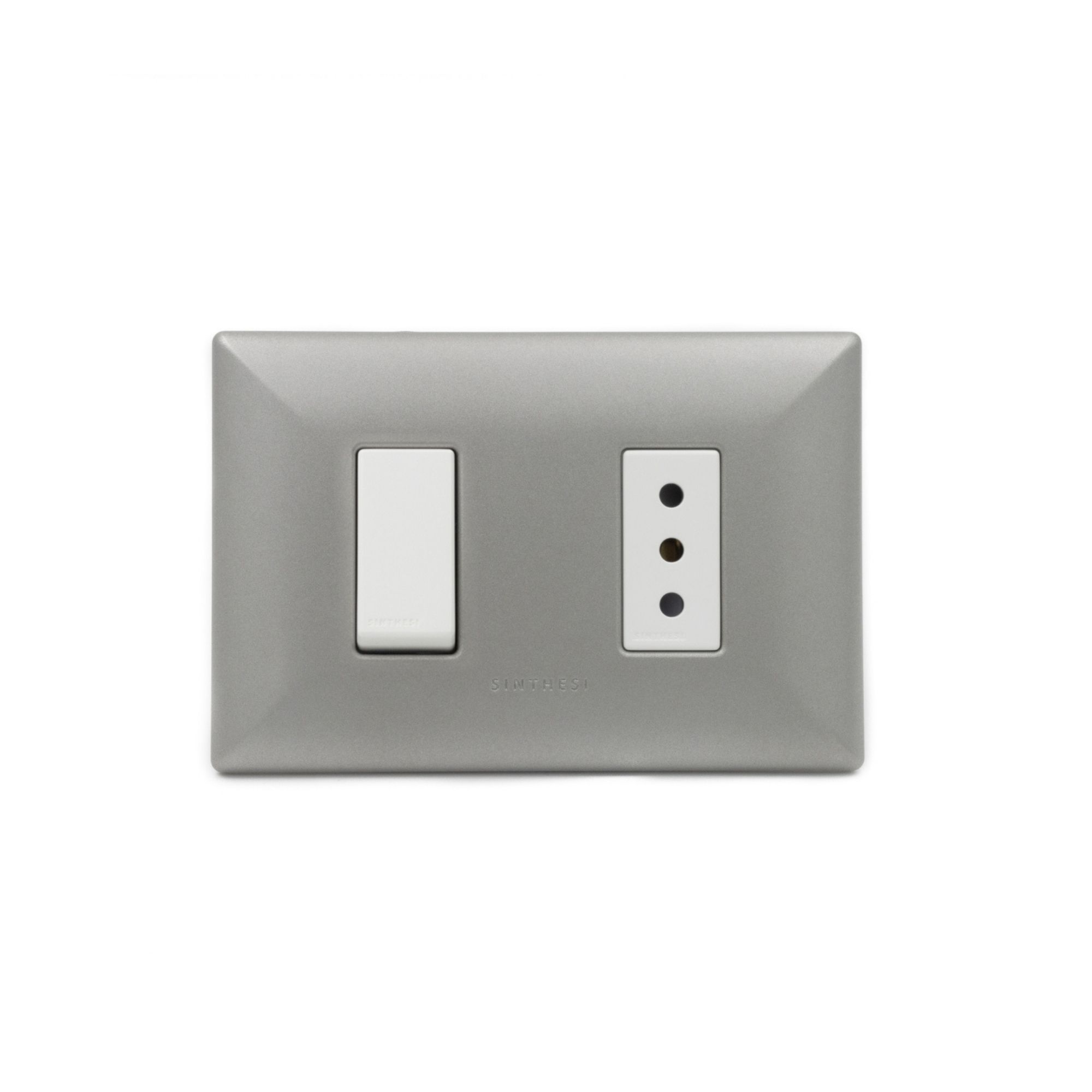 Placa Interruptor 9/12 1 Módulo + Tomacorriente 10A Arm. S17 ABS Nickel-blanco 1794054 — Sinthesi — Sinthesi