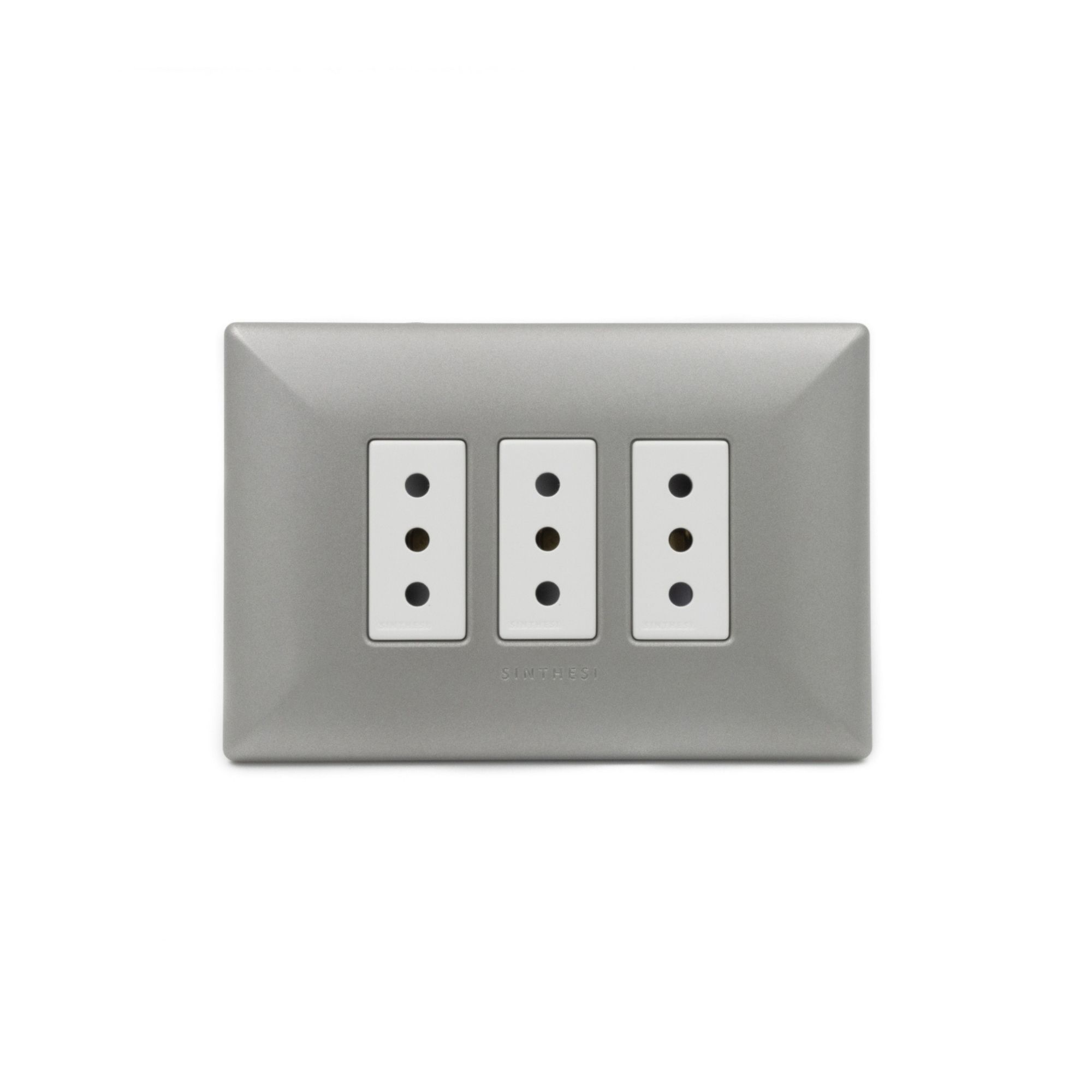 Placa Tomacorriente 10A Triple Arm. S17 ABS Nickel-blanco 1795354 — Sinthesi — Sinthesi