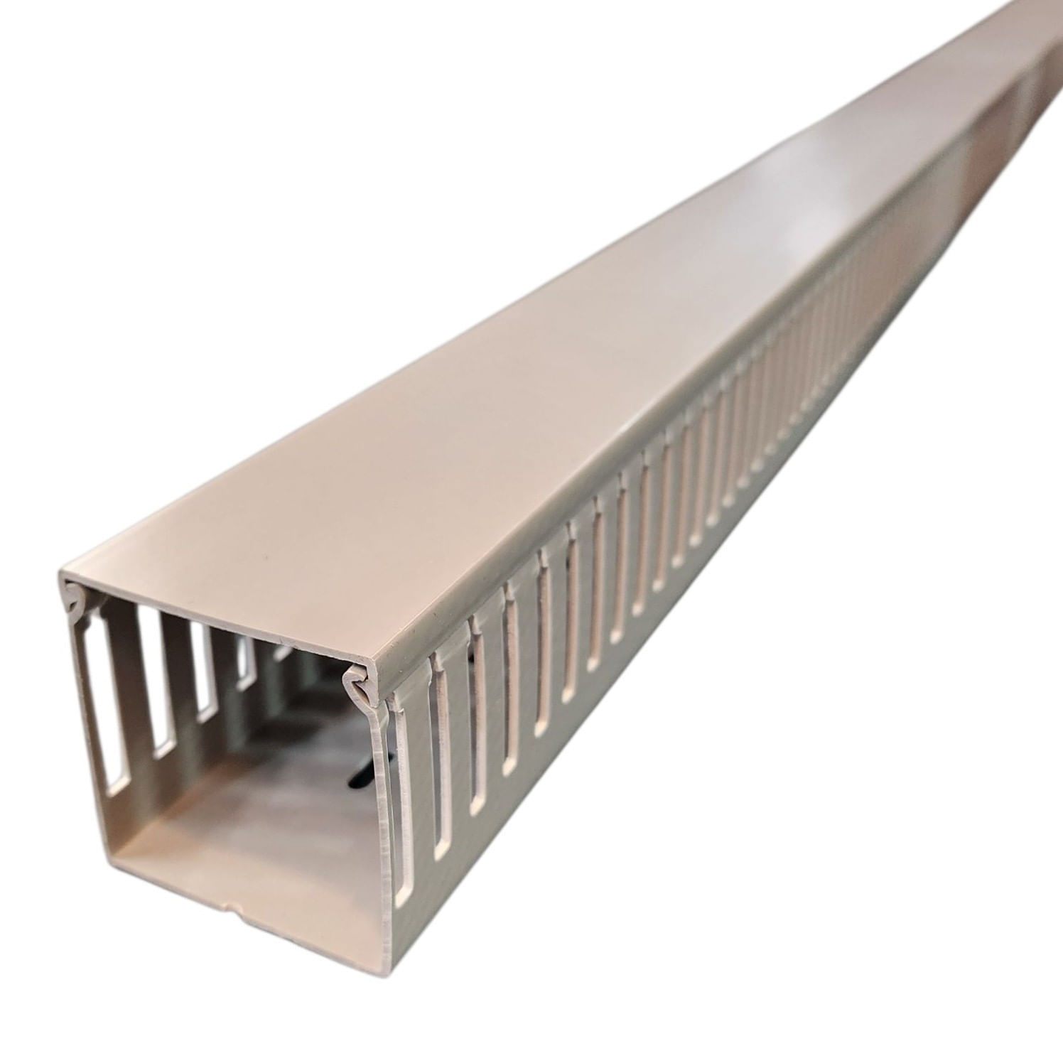 Canaleta Ranurada 60x60x2000mm Libre de Halógenos (340015) — Crompton